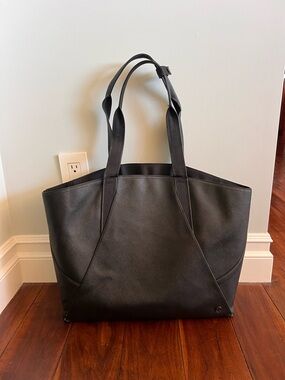 Lululemon all day tote bag